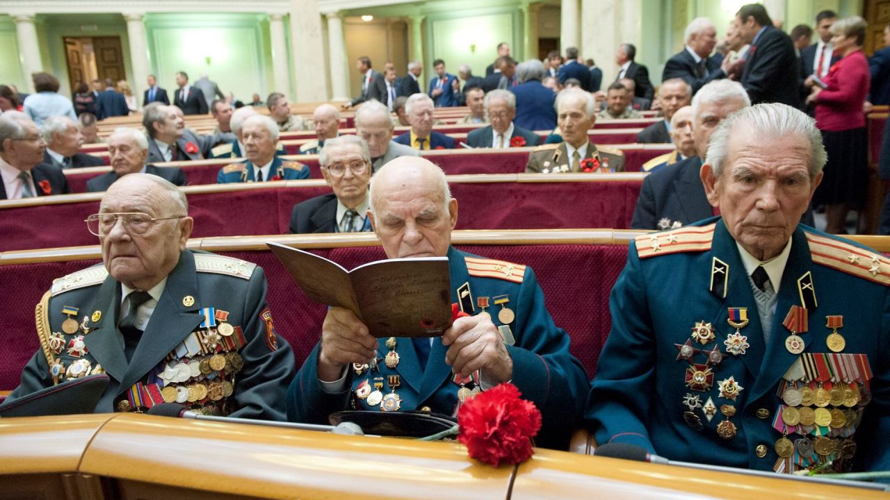 радянські ветерани у приміщенні українського парламенту