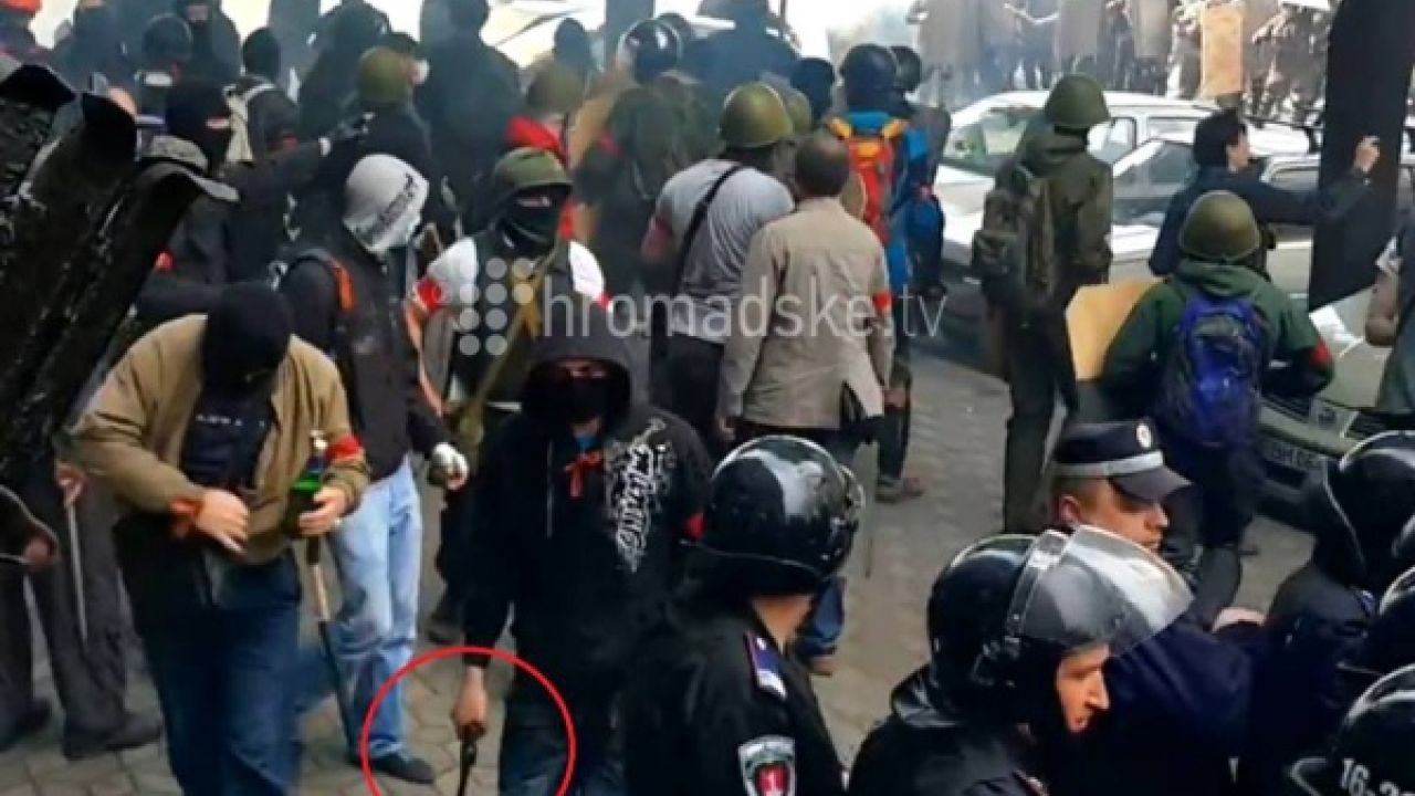 На цьому фото бойовик із «георгієвською» стрічкою не приховує пістолет від міліції, якій це байдуже