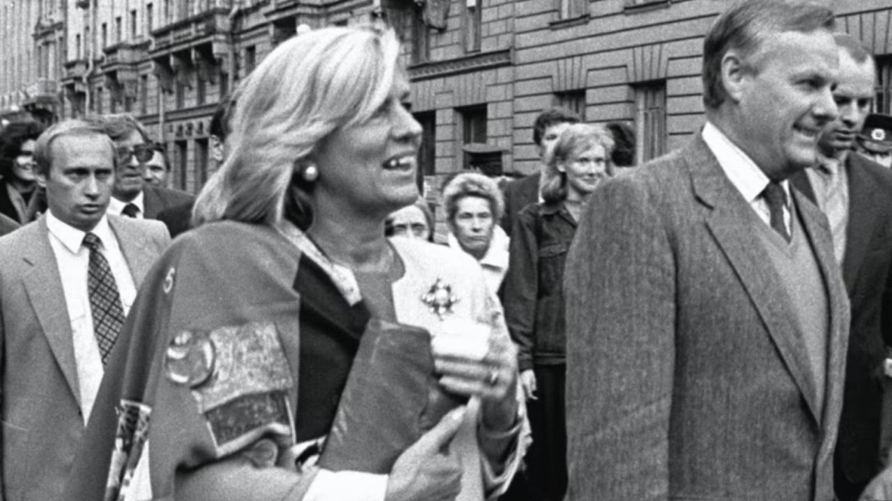 У 90-х кагебіст путін носив валізу за своїм шефом Анатолієм Собчаком, який помер за загадкових обставин.