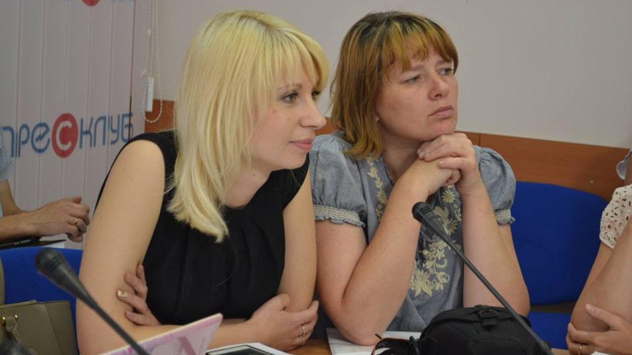 Оксана Дащаківська на фото справа