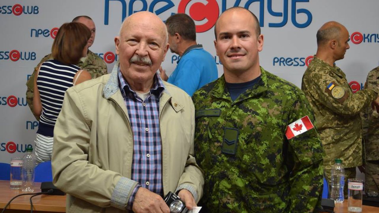 Андрій Цоба (зліва) з дідом Олегом Іванусівим