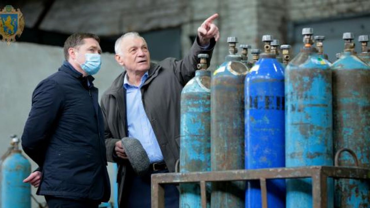 Анатолій Бобришов показує начальнику Львівської обласної військової адміністрації Максиму Козицькому свій сімейний завод.