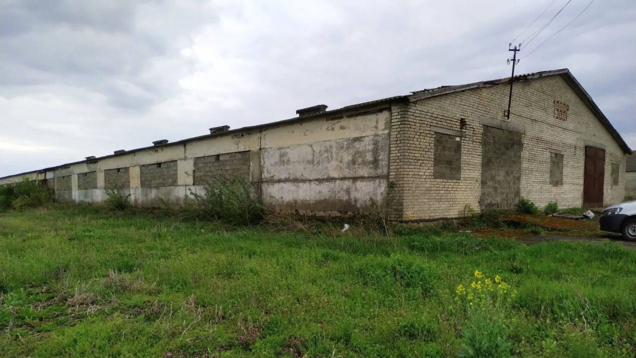 Колишній курник у селі Убині на Львівщині використовували для зберігання величезних обсягів товарів гуманітарки.