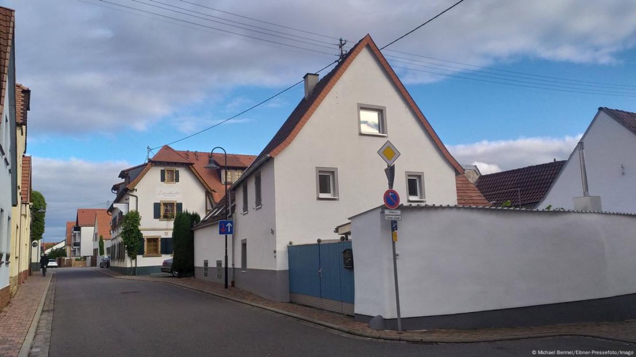 На цьому фото - рідний дім діда Дональда Трампа у німецькому селі Кальштадт.