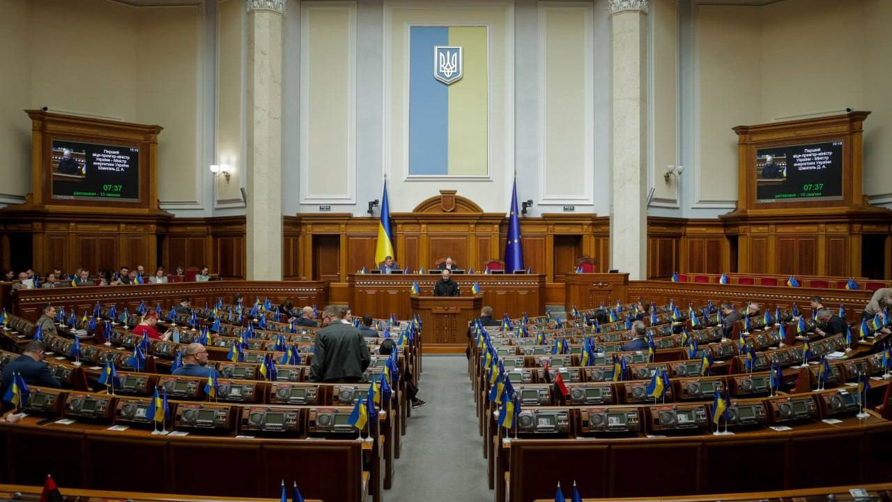 Виступ Дениса Шмигаля у парламенті слухали прапорці - депутатів було обмаль.