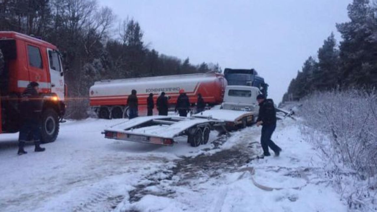 3 січня на трасі М-11 «Львів-Шегині» поблизу Судової Вишні зіткнулися автомобілі «Mercedes», «Renault» і «Daf XF»