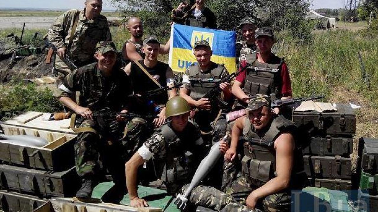 Десантники 80-ї окремої аеромобільної бригади зі Львова на території аеропорту Луганська