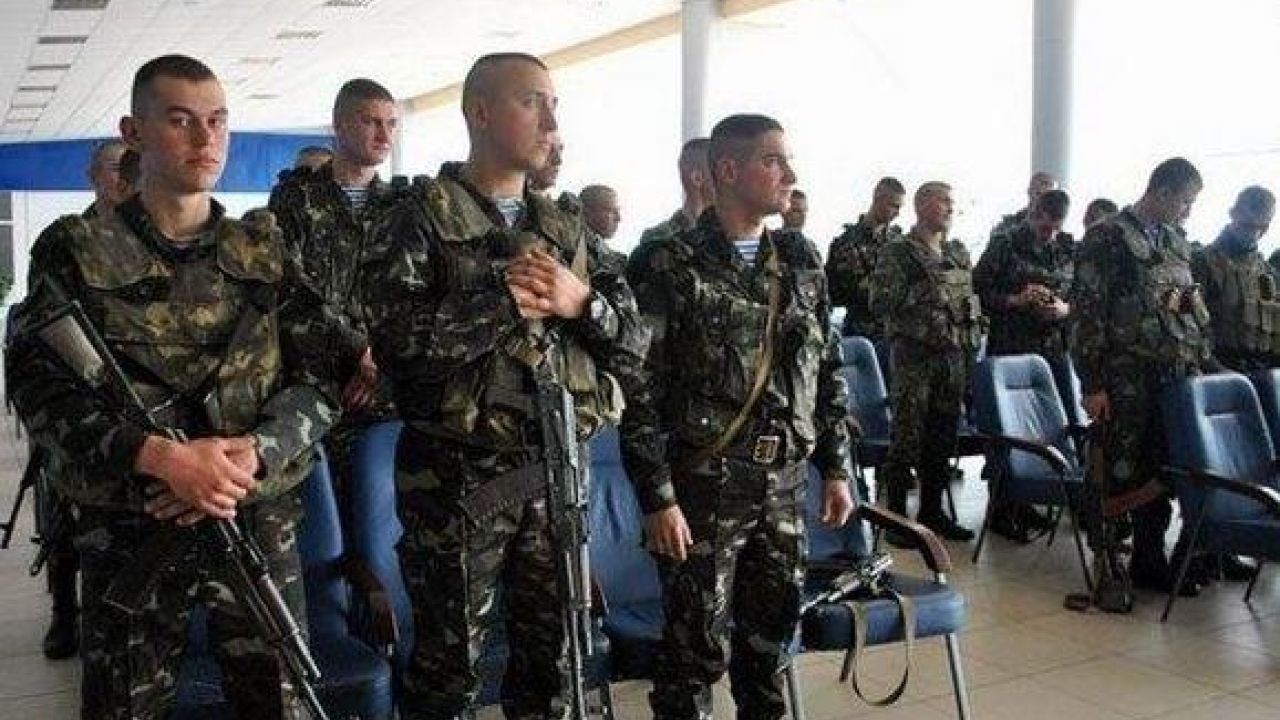 Десантники 80-ї окремої аеромобільної бригади зі Львова на території аеропорту Луганська