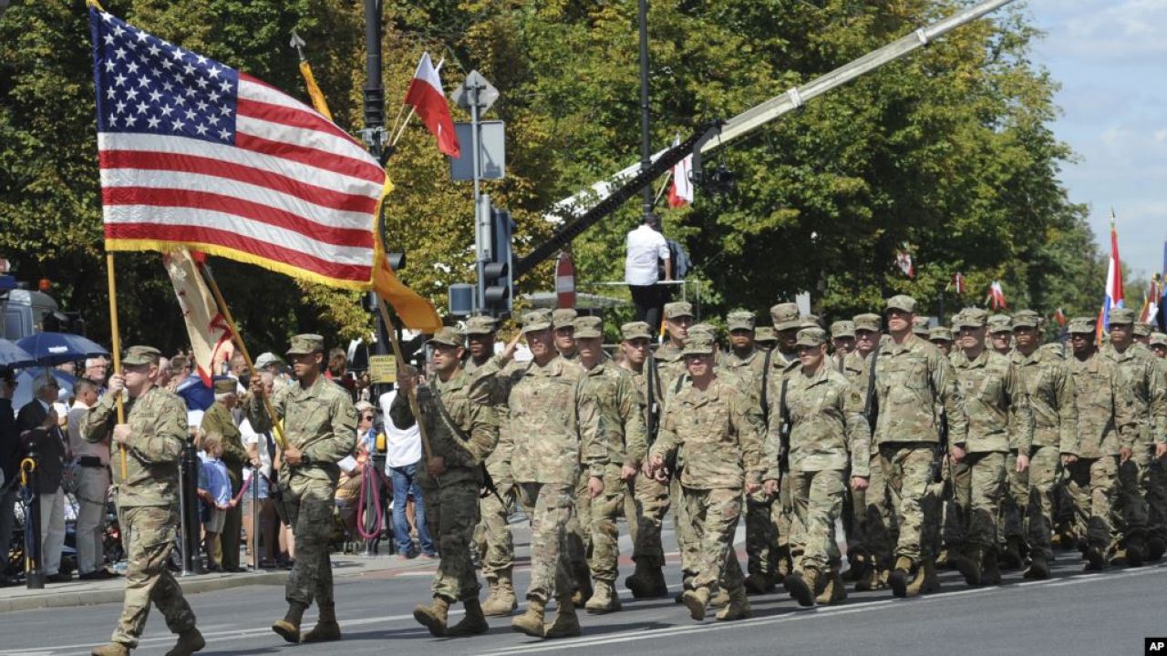 Американські військові під час параду в Польщі