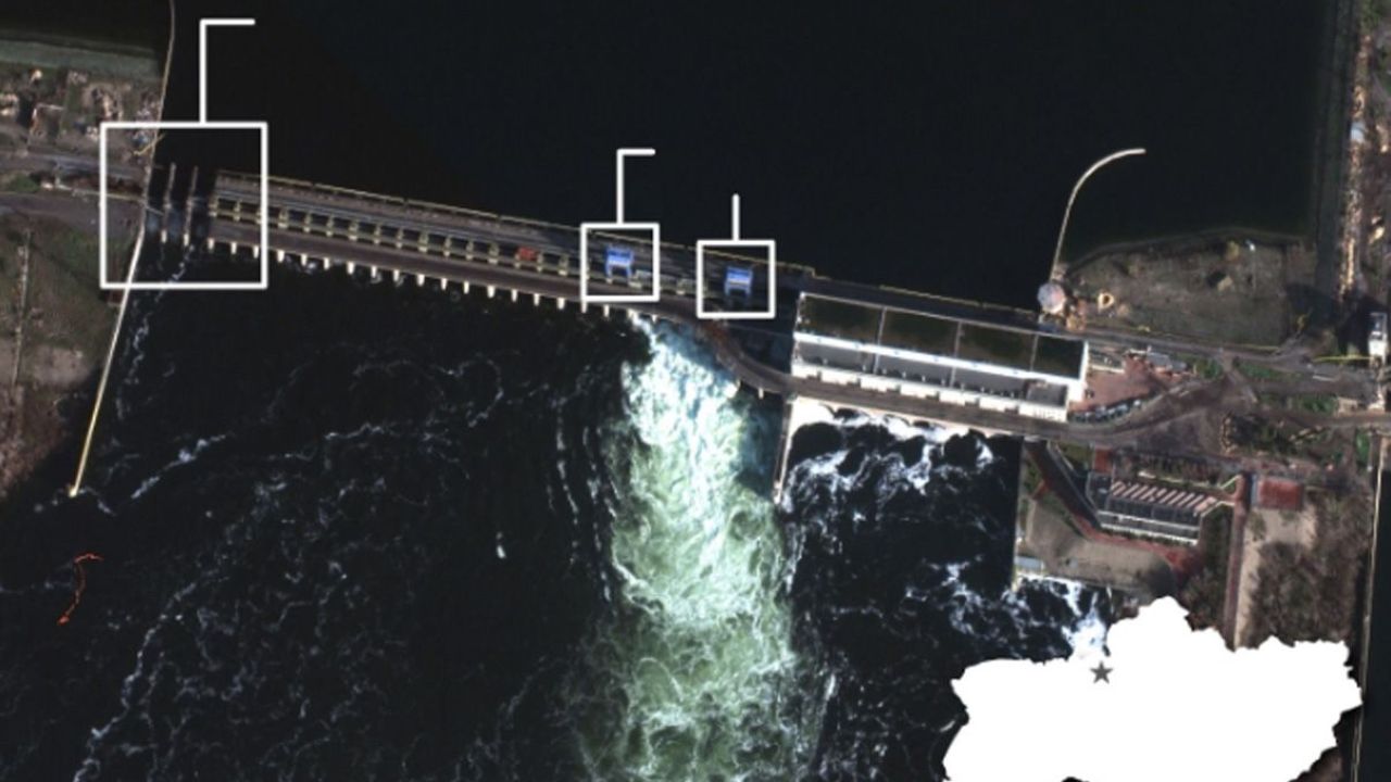 Супутниковий знімок, на якому видно, як вода витікає через відкриті шлюзи.