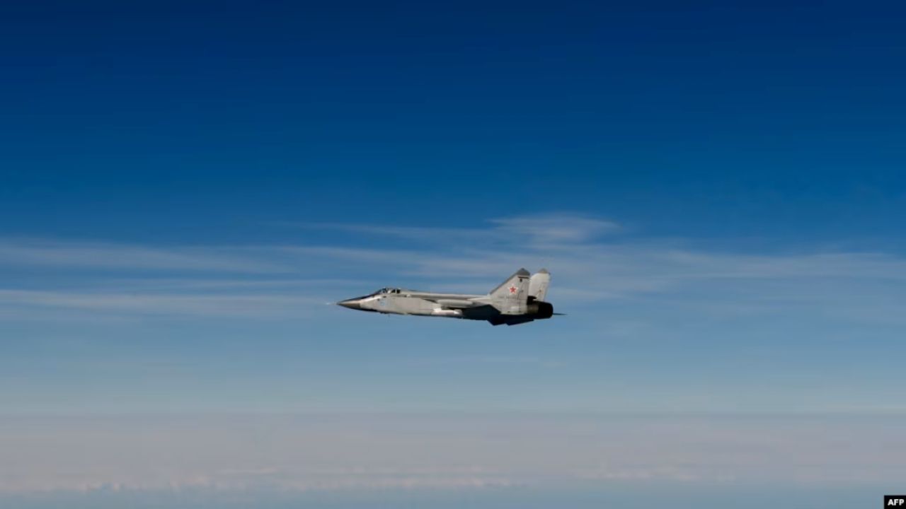 Російський винищувач МІГ-31, що летить над Балтійським морем після порушення повітряного простору Естонії. Знімок, опублікований шведськими ВПС 19 вересня 2025 року