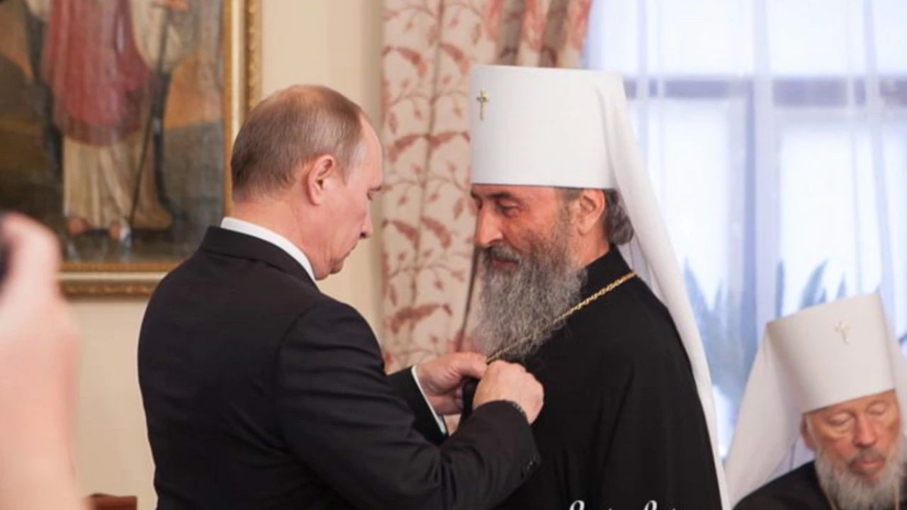 Керівник УПЦ МП Онуфрій одержує нагороду від Путіна.