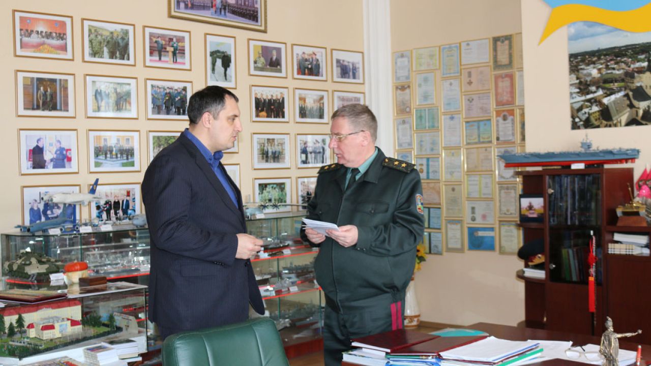 Керівник області і начальник академії.