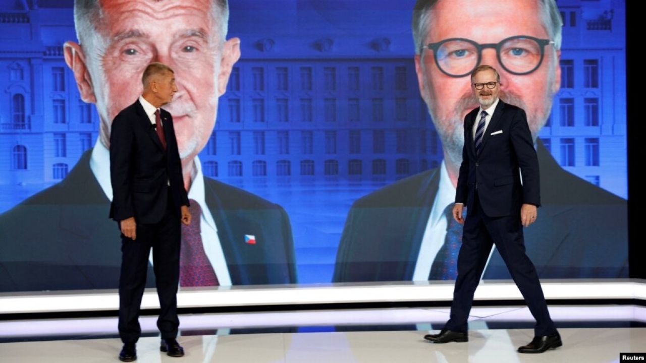 Прем’єр-міністр Чехії Петр Фіала (справа) і лідер партії ANO Андрей Бабіш беруть участь у телевізійних дебатах перед виборами, 1 жовтня, Прага, Чехія