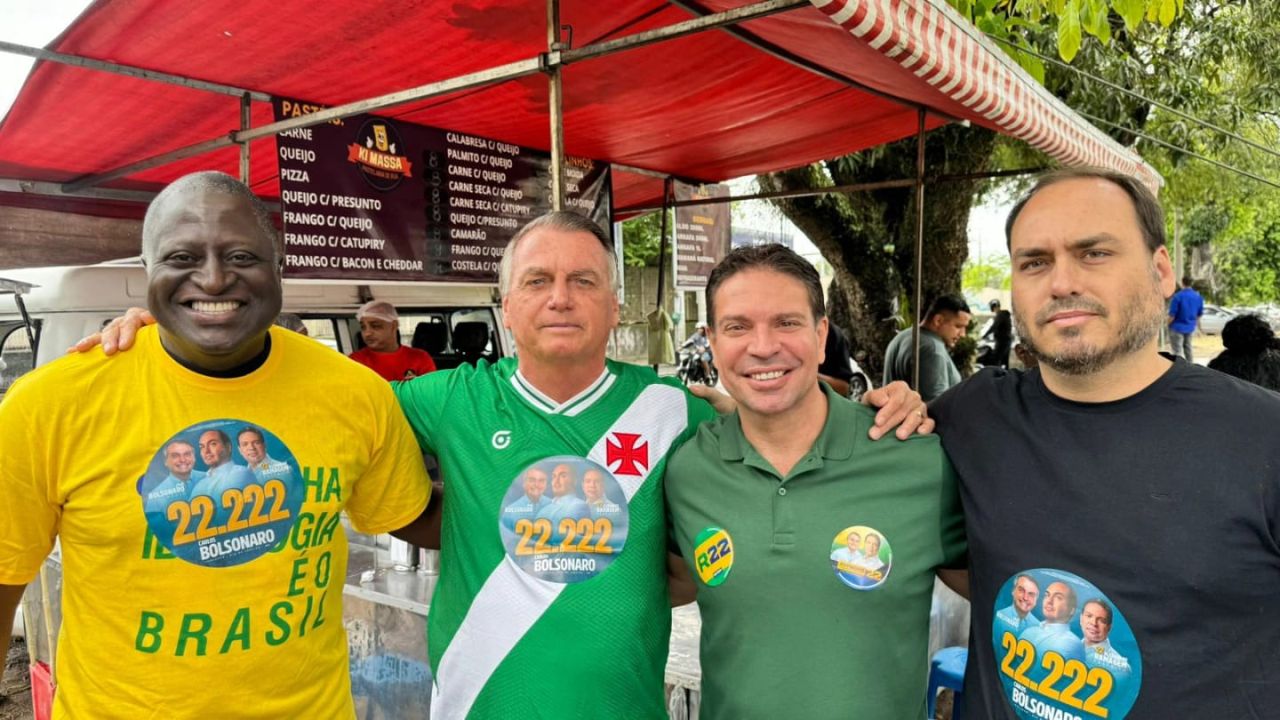 На світлині Болсонаро - другий зліва.