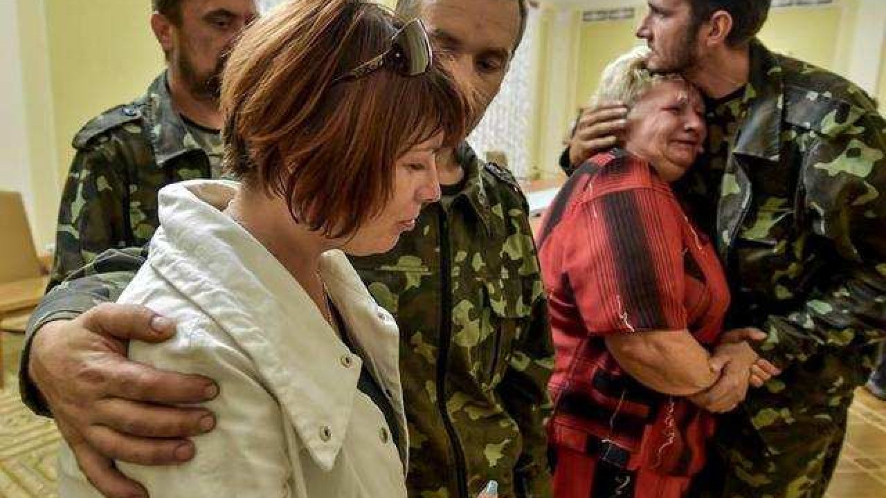 українських військових, яких обміняли два дні тому на полонених бойовиків, радісно зустріли їхні родичі