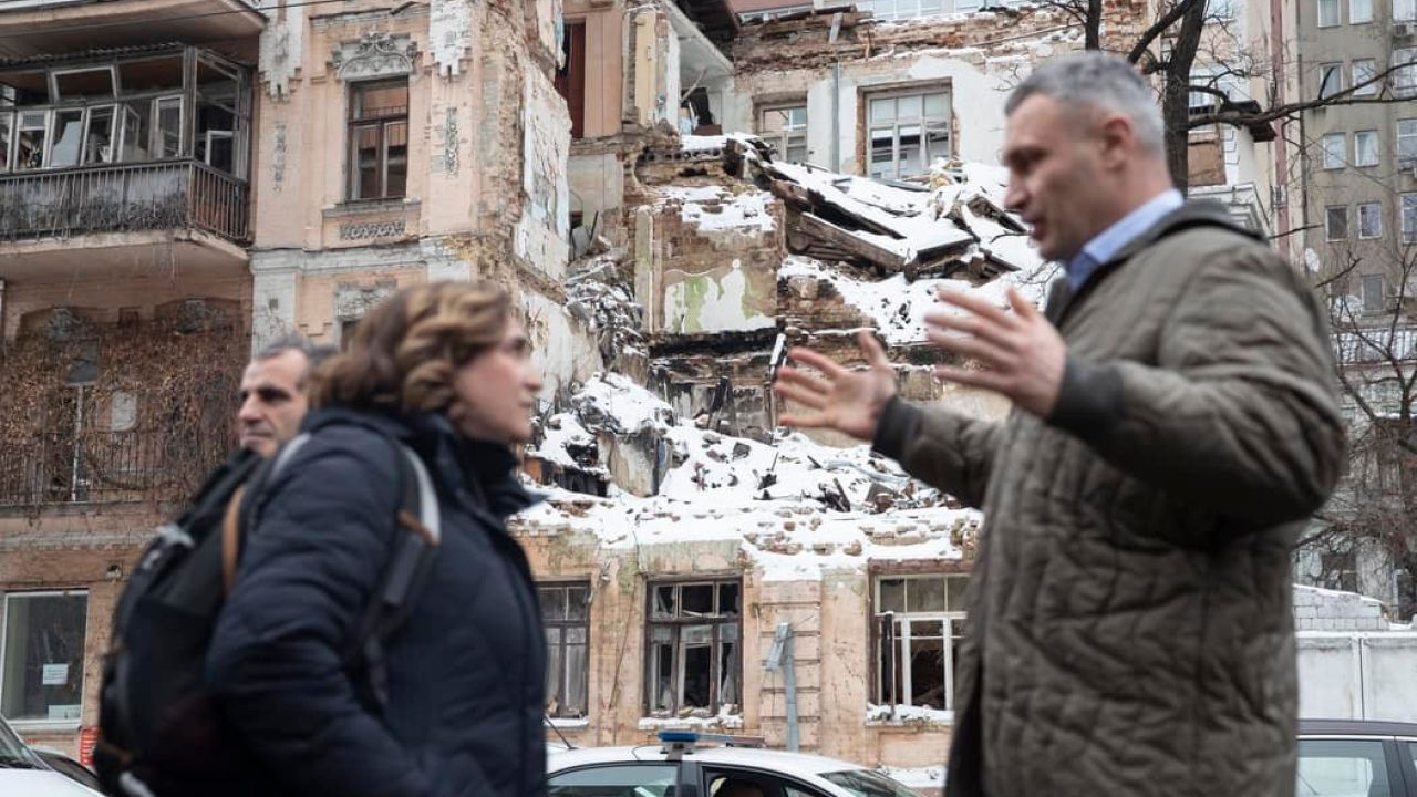 Міський голова Віталій Кличко під час колишніх ракетних атак на столицю.