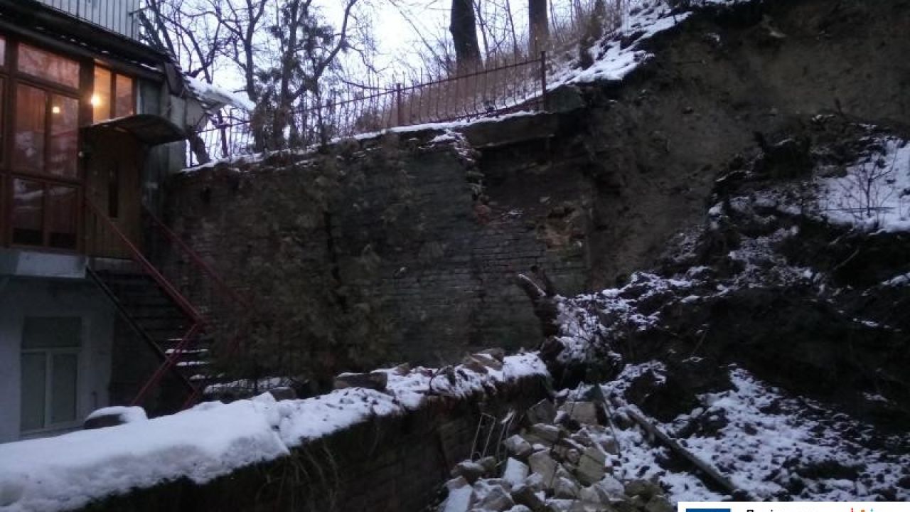 На подвір'ї будинків №109 та №111 на вулиці Івана Франка