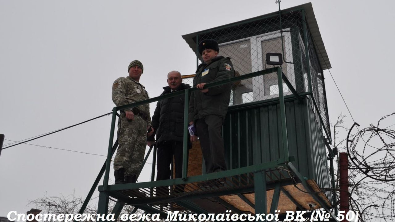 Генерал Михайло Дзюдзь у цивільному одязі на спостережній вежі у колонії.