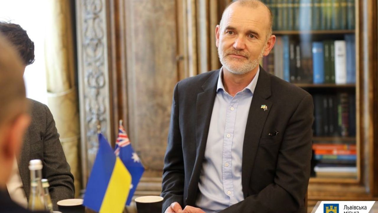 Надзвичайний і Повноважний Посол Австралії в Україні Брюс Едвардс під час перебування у Львові. 