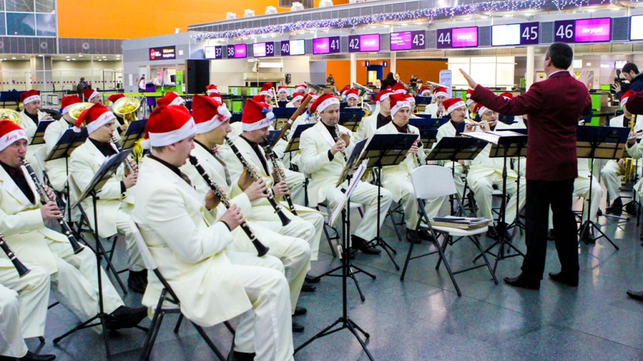22 грудня 2014 року «Щедрик»  масово виконали в терміналі аеропорту «Бориспіль»