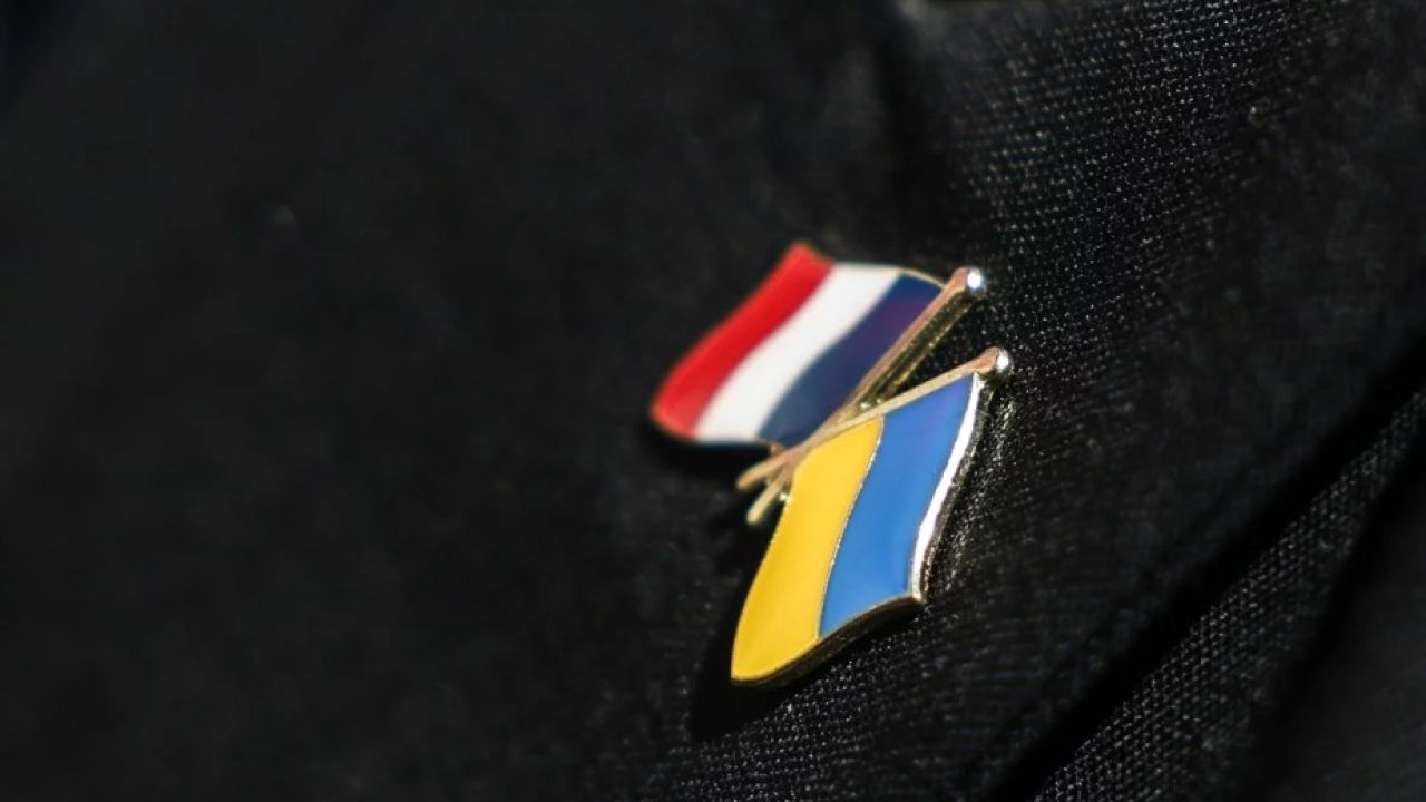 Значок для лацкану з українським та французьким прапорами Париж, Франція, 18 червня 2025PAP/EPA/MOHAMMED BADRA