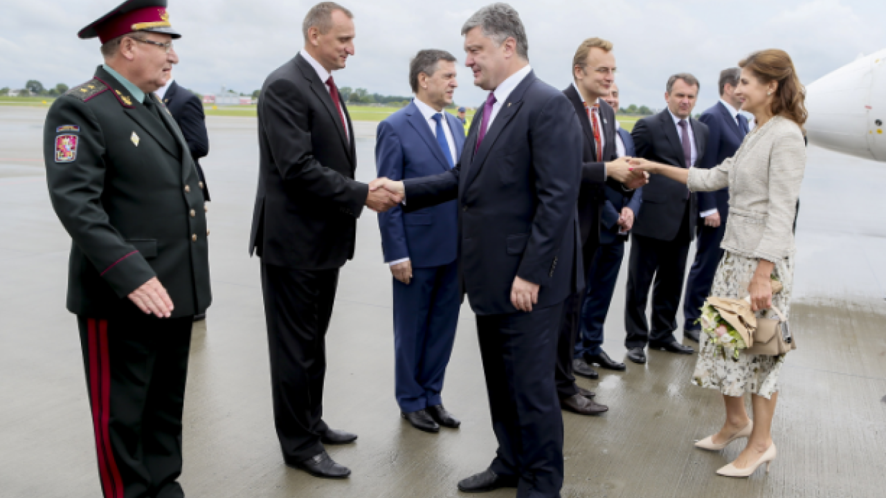 Зазвичай Президента зустрічають у Львові так, як на цій світлині