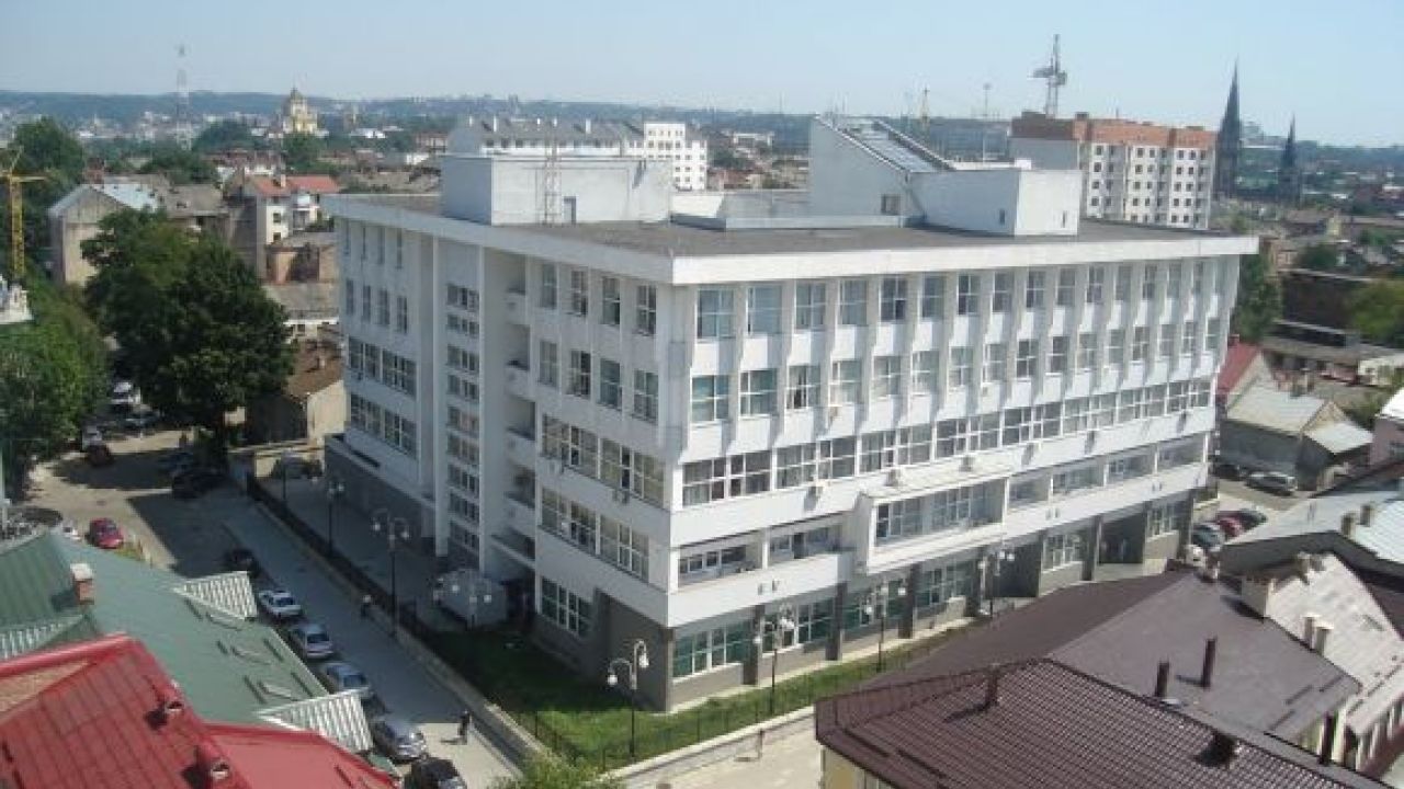 Будинок №2 на вулиці Чоловського у Львові, в якому, зокрема, розташований Галицький районний суд