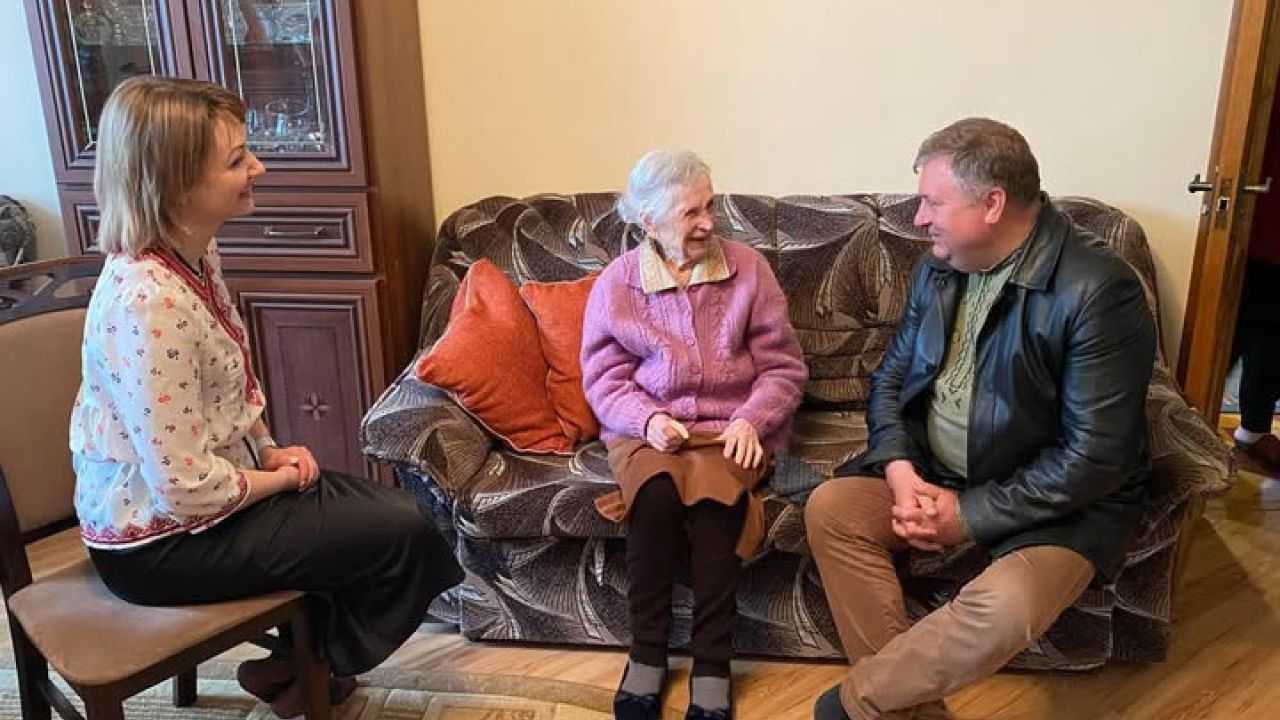 У День Героїв міський голова Стрия Олег Канівець разом зі заступницею Христиною Грех привітали з 95-річчям Марію Загорянську.