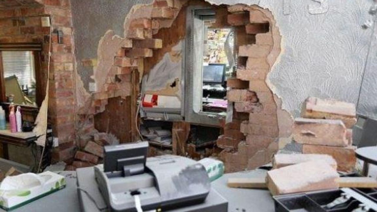 У британському місті Карлтон грабіжники пробили діру в стіні салону краси, щоб потрапити до крамниці й винести з неї сигарет на приблизно $8500