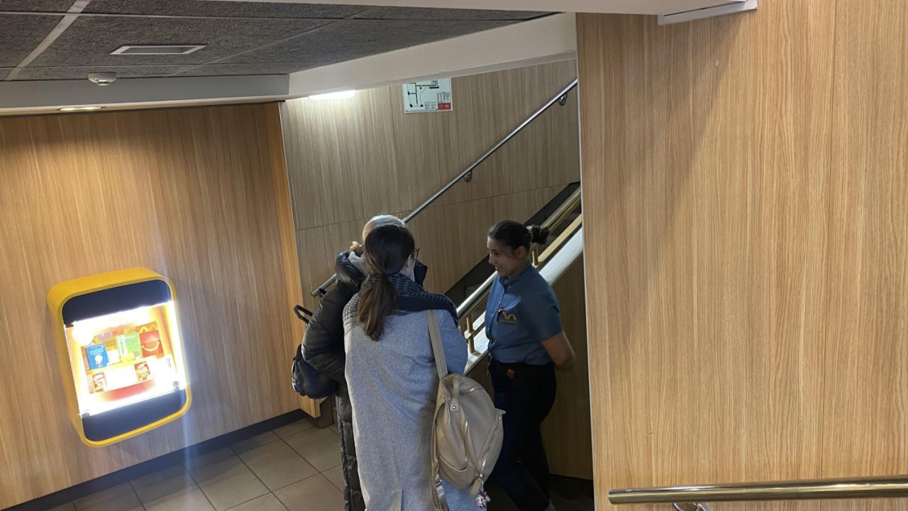 Працівниця Макдональдза не впускає відвідувачок у вбиральню