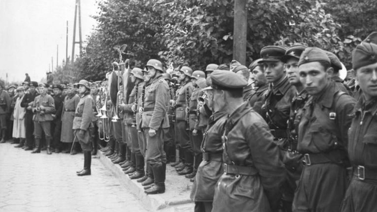 Радянські і німецькі військові на спільному параді у 1939 році. 