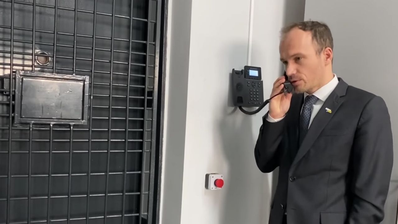 міністр юстиції Денис Малюська випробовує телефонний зв'язок