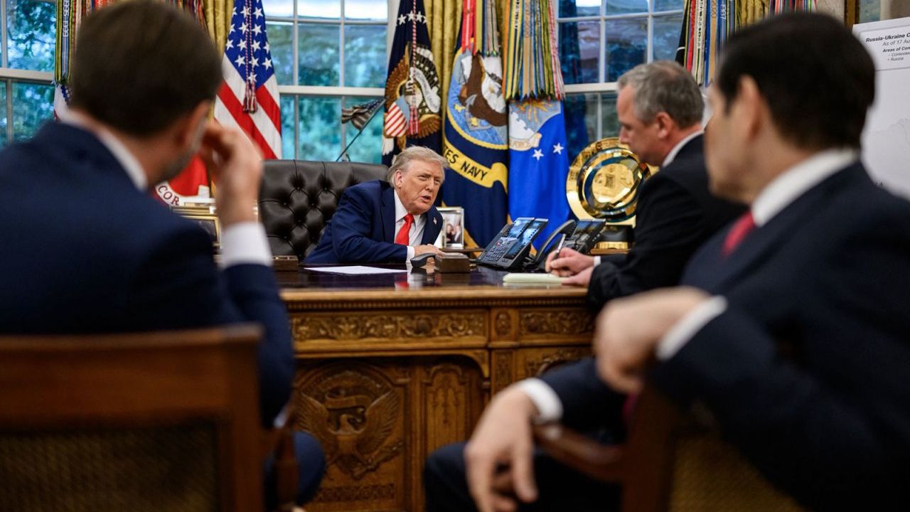 На фотографії, опублікованій Білим домом на X, президент Дональд Трамп розмовляє телефоном з президентом Росії Володимиром Путіним у понеділок. На фотографії також видно перекладача, а також віцепрезидента Джей Ді Венса та державного секретаря Марко Рубіо