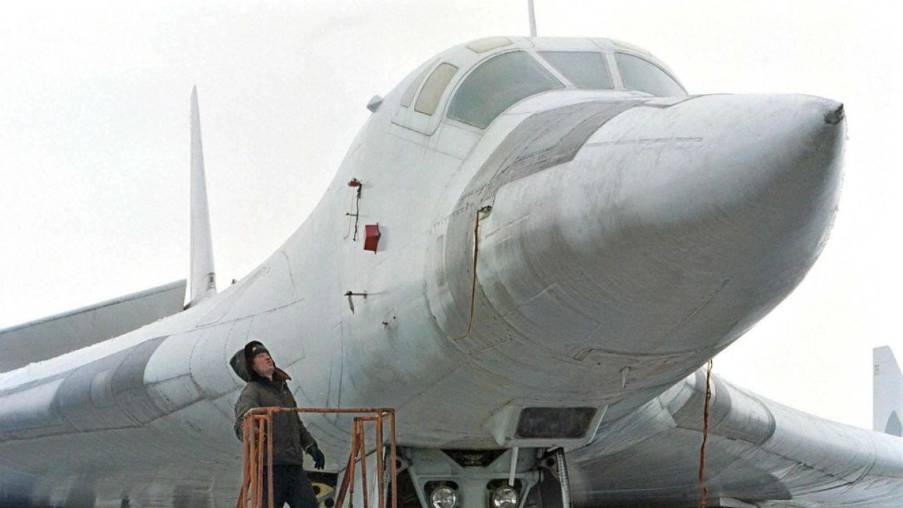 Авіатехнік закінчує перевірку останнього важкого бомбардувальника Ту-160 перед його вильотом до Росії на військовому аеродромі в Прилуках, у Чернігівській області, Україна, 21 лютого 2000 року