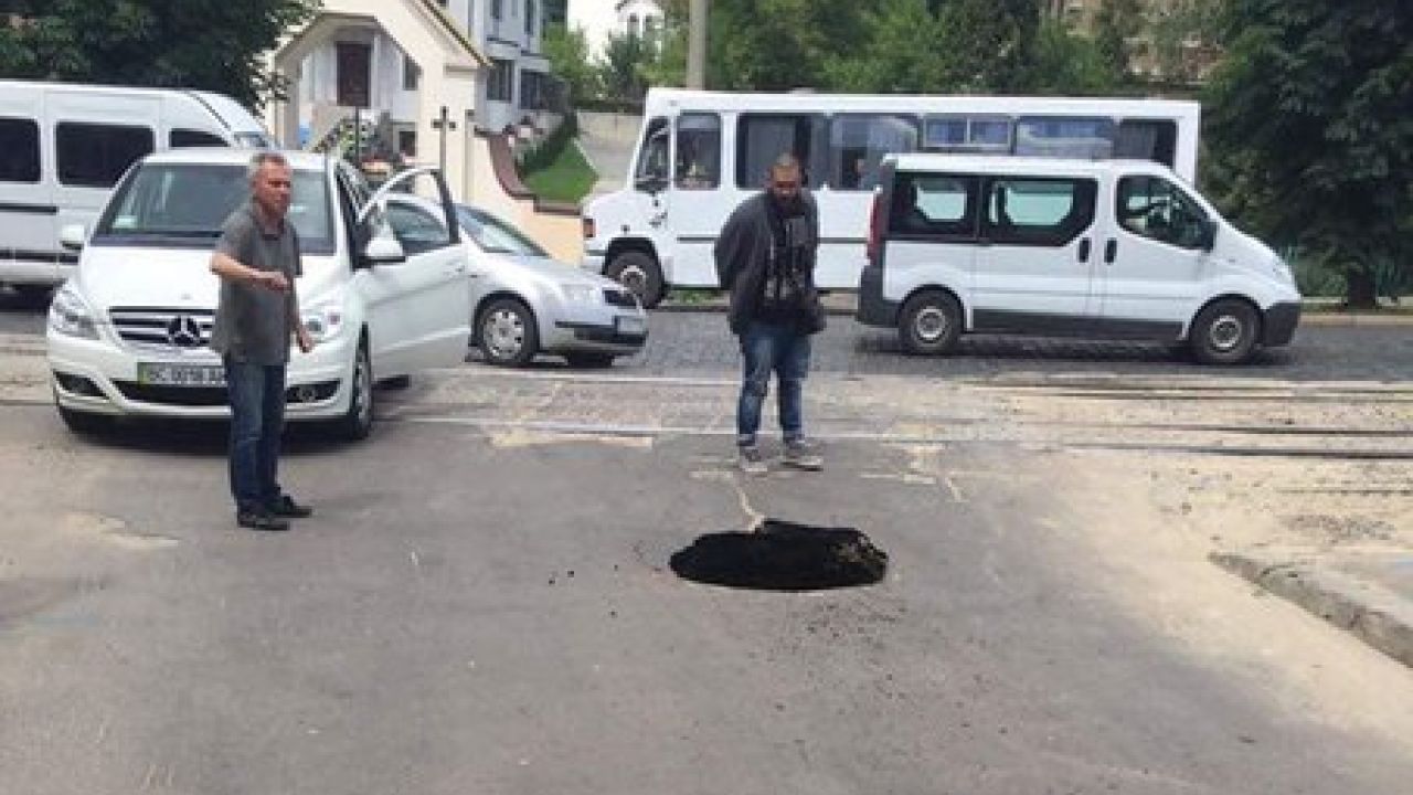 На перехресті вулиць Личаківської й Черемшини провалився асфальт