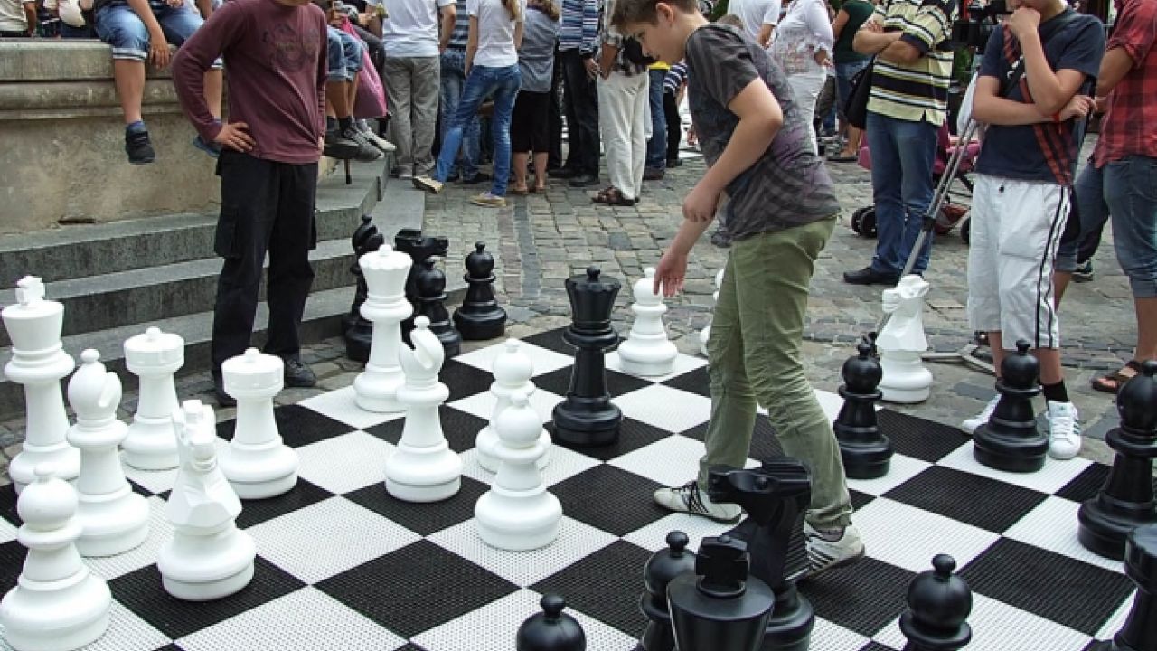 У Львові вже грали в шахи на площі Ринок у 2012 році