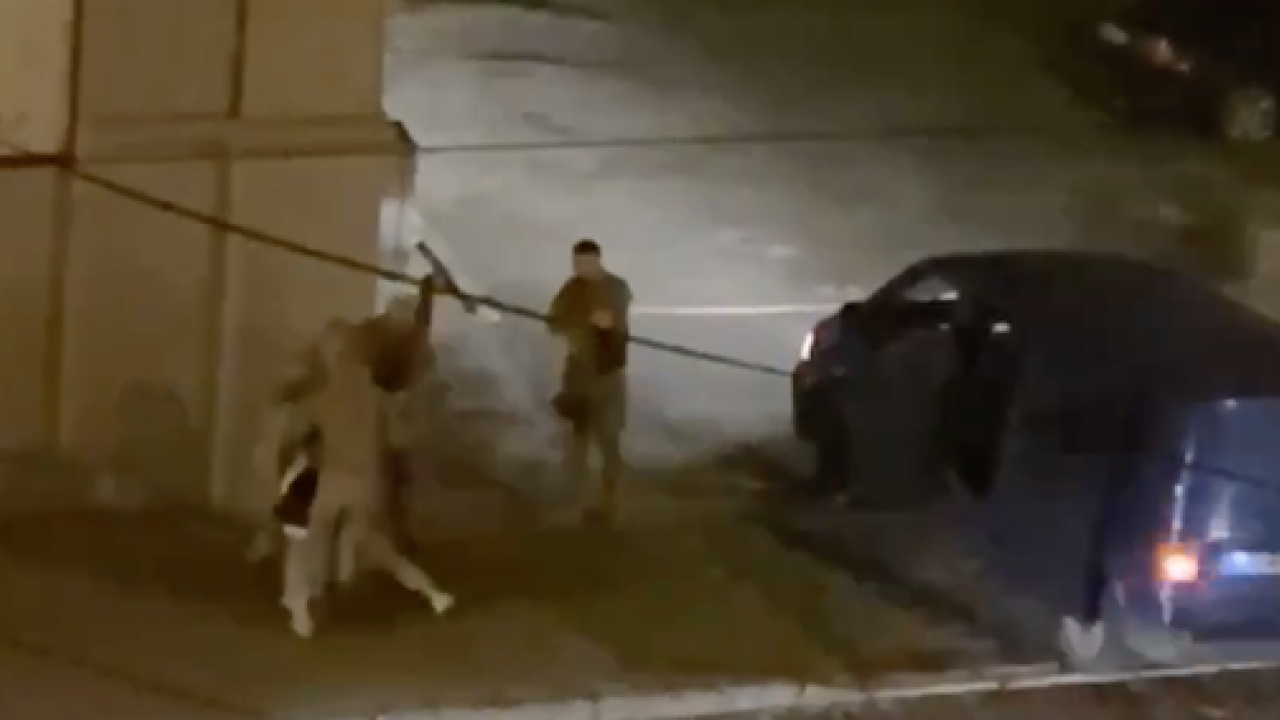 Кадр з 1,5 хвилинного відео, яке зафіксувало спробу затримання цивільного чоловіка людьми у військовій формі.
