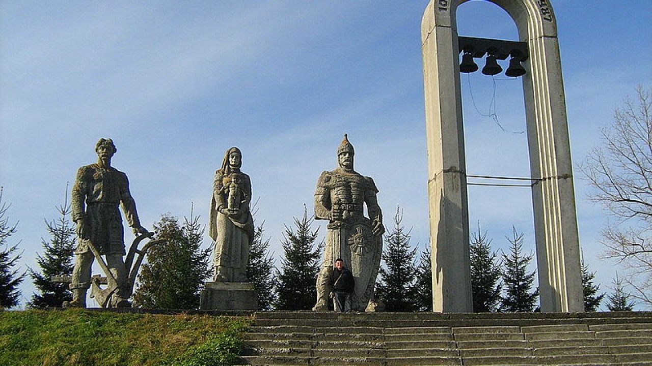 Пам'ятник 900-літтю Звенигорода, який зачекався коштів на розвиток історичного ландшафтного парку «Давній Звенигород»