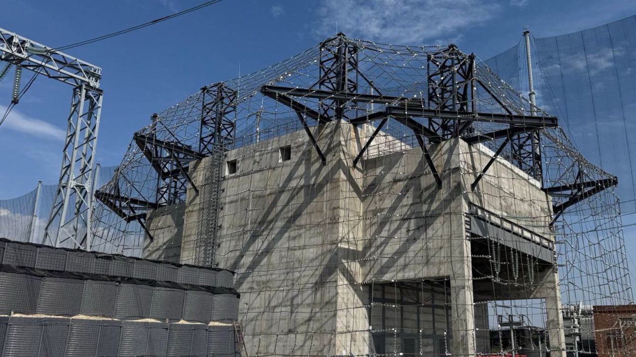 На фото — приклад того, як захищають обʼєкти енергетики