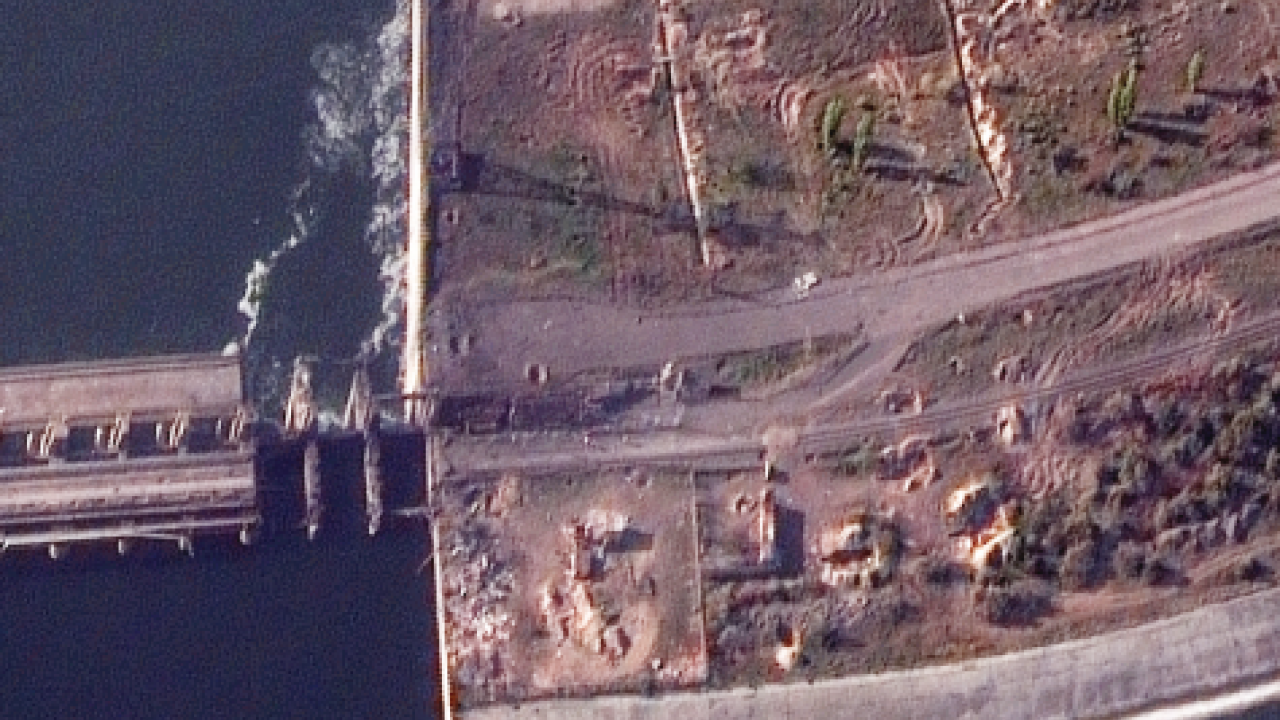 Пошкодження ділянки дамби, Нова Каховка, 11 листопада. Джерело: супутникове зображення ©2022 Maxar Technologies
