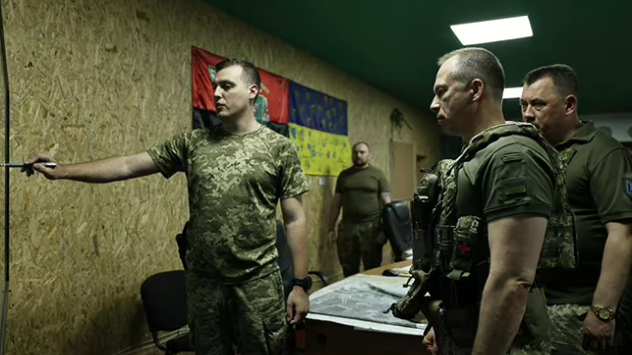 Командувач Сухопутних військ ЗСУ генерал-полковник Олександр Сирський приїхав в район бойових дій на Куп’янський напрямок, де попрацював з командирами для прийняття оперативних рішень.