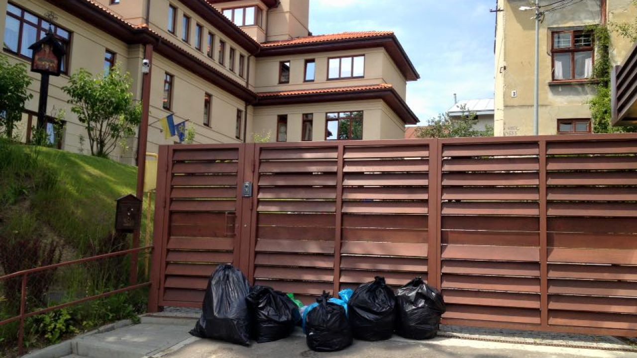 Львів'яни вже навіть приносити сміття до оселі свого міського голови Андрія Садового