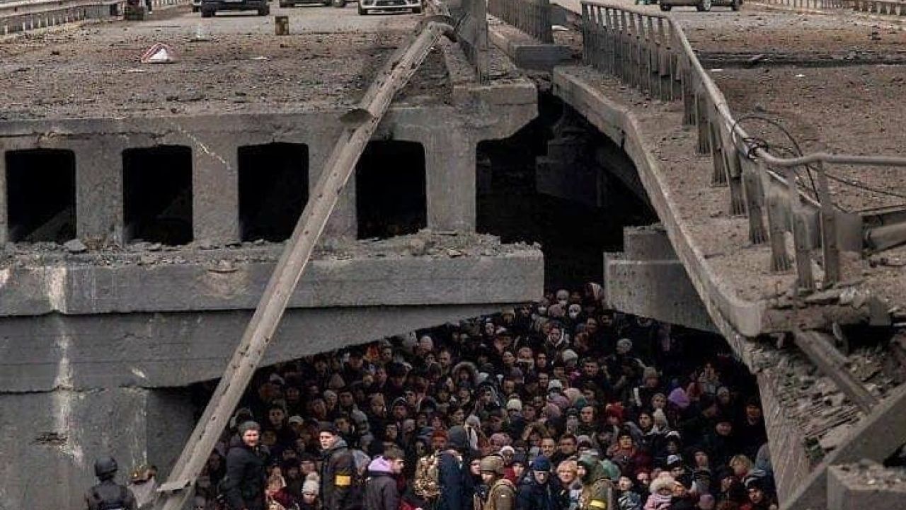 Люди ховаються під розбомбленим мостом в Ірпіні
