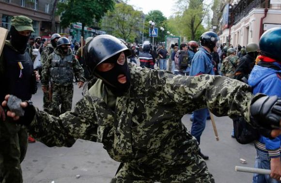 Українофоб атакує учасників ходи за єдність України в Одесі 2 травня