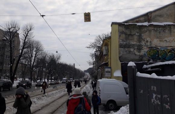 Львів'яни добираються вулицею Личаківською до центру міста пішки