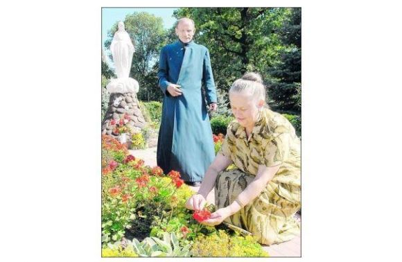 На цій світлині отець Мирослав Солтис із дружиною Богданою впорядковують у 2008 році клумбу біля пам’ятника абортованим дітям на вулиці Стрийській у Львові