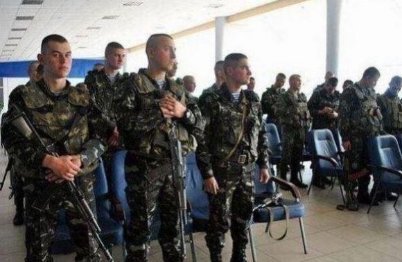 десантники 80-го аеромобільного полку зі Львова в аеропорту Луганська