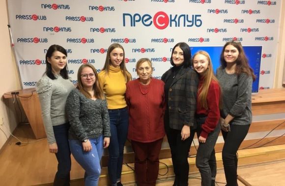 Ірина Бекешкіна зі студентами у Львівському пресклубі, 11 листопада 2019 року.