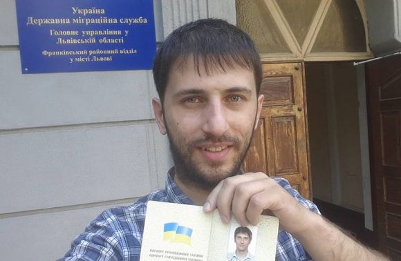 Влітку 2015 року Святослав Літинський отримав свій паспорт, заповнений лише українською мовою.